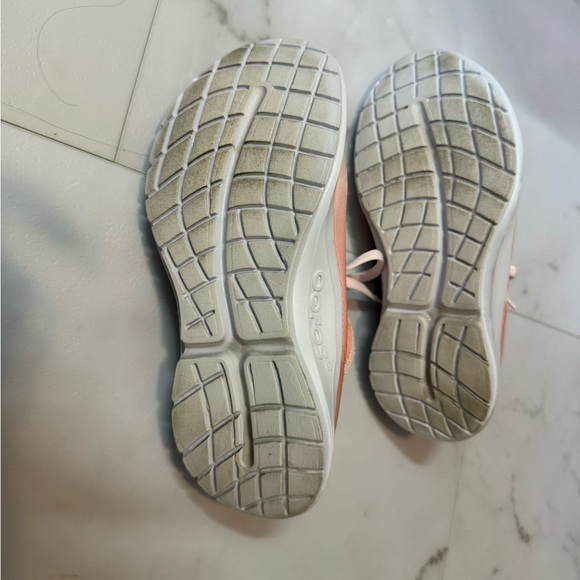 Women's Cream Athletic Shoes Oofos - Picture 8 of 8